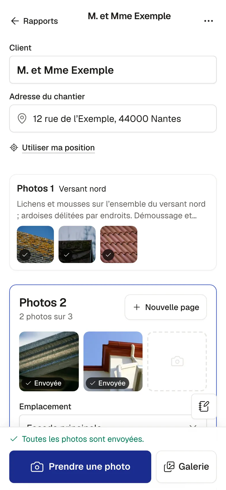 Mode chantier sur téléphone : le client, l’adresse du chantier et deux pages de photos de toiture avec leur texte