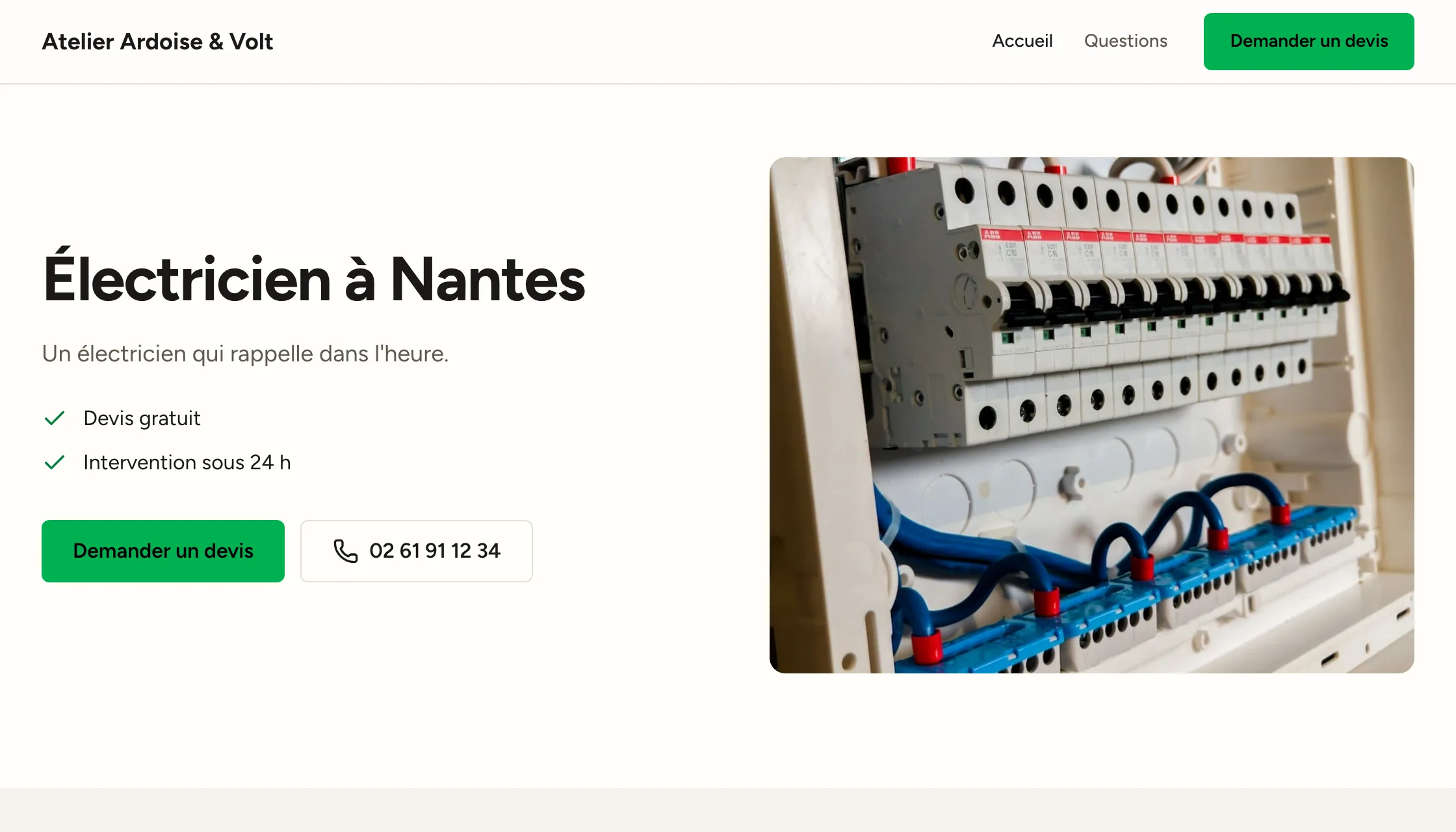 Site internet d’un électricien sur ordinateur : titre, atouts, boutons de devis et de téléphone, photo d’un tableau